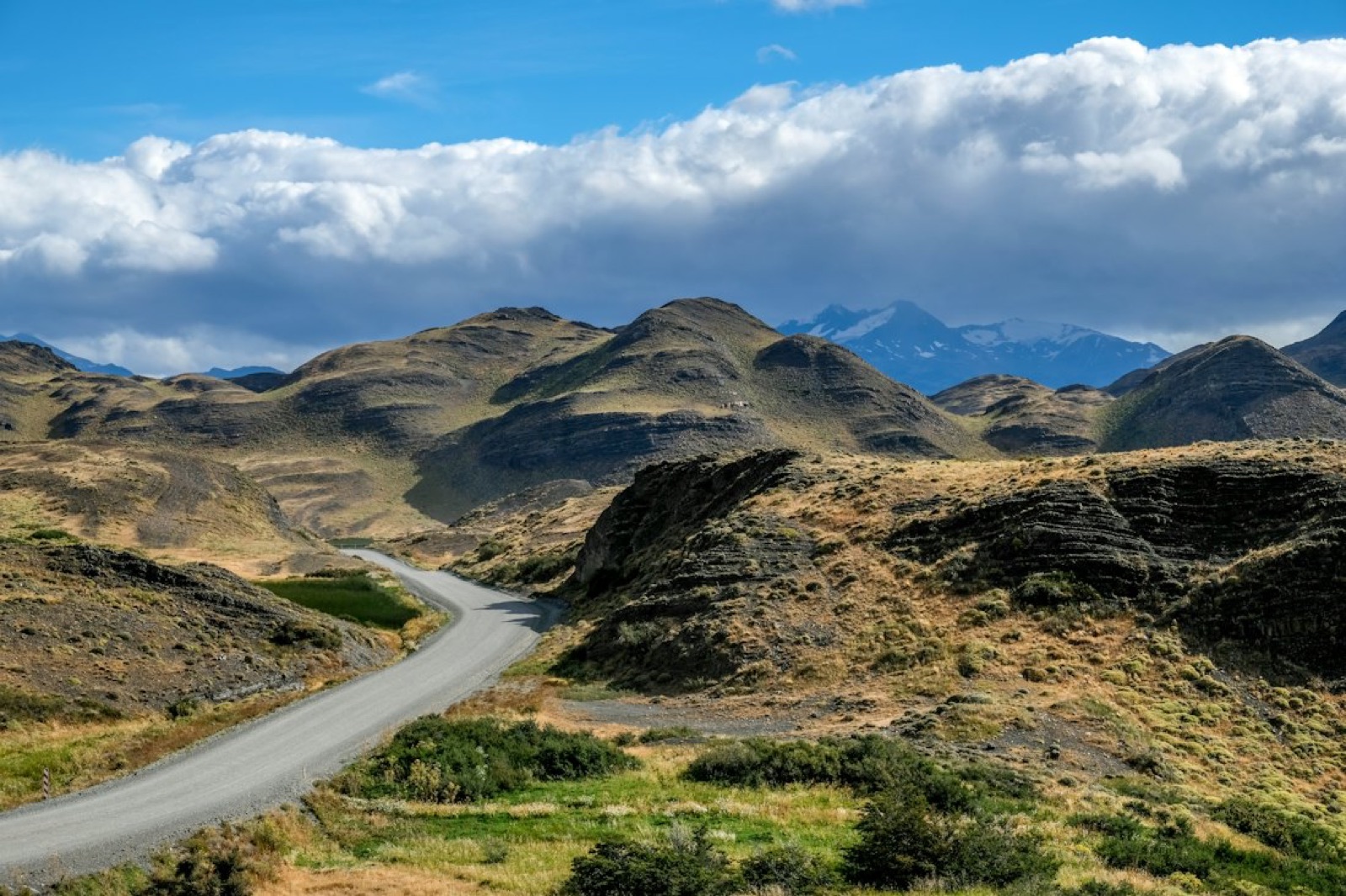 Caminos de ripio entre los cerros, camino al parque