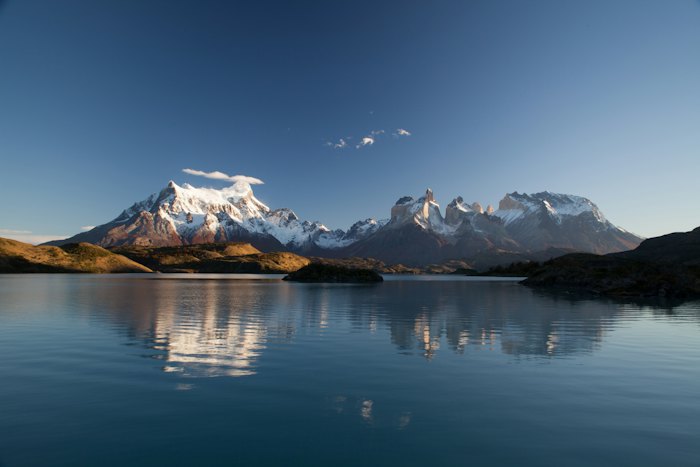 El macizo del Paine reflejado en el lago Pehoé